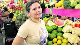 Andrea Lima conta que, em virtude do período de veraneio, muitos consumidores optam por comprar frutas nas feiras para levar nas viagens