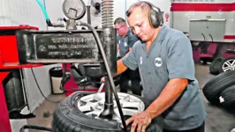 É importante verificar itens como pneus e óleos durante a revisão