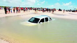 Em Salinas, todos os anos há registros de carros que acabam atolando e sendo pegos pela maré