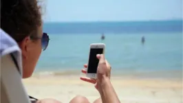 Proteja o seu smartphone e evite dores de cabeça na praia.