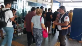 Funcionários encontram-se no local para garantir o apoio e a segurança no desembarque dos passageiros.