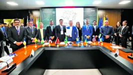 O governador do Pará, Helder Barbalho, ao lado do governador Mauro Mendes (à direita dele), durante a divulgação da Carta de Cuiabá