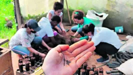 Equipes do Eco Xingu em ação e as mudas feitas de garrafas pet, substituindo os plásticos