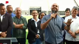 Deputado Eduardo Bolsonaro (PL-SP) é vaiado durante discurso na Arena Corinthians.