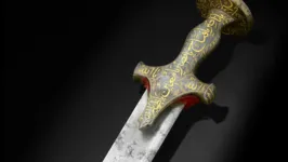A espada foi fabricada por ferreiros mongóis seguindo o modelo de lâminas alemãs introduzidas na Índia no século 16.