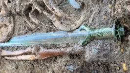 Arma da Idade do Bronze foi encontrada em uma sepultura contendo os restos mortais de um homem, uma mulher e uma criança.