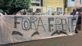 Torcida colocou sobrancelhas para representar Fábio Bentes