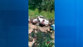 Carro de passeio ficou com a frente destruída