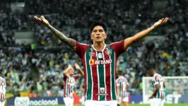 Com os braços erguidos, Germán Cano comemora mais um gol com a camisa do Flu: "sentimento de liberdade", diz o artilheiro.