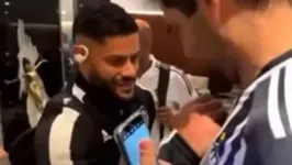 Hulk atende torcedores do Atlético-MG na entrada do hotel, em Curitiba.