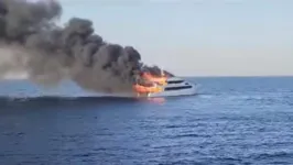 O iate “Hurricane” fazia uma travessia pelo no Mar Vermelho, quando foi tomado pelas chamas.