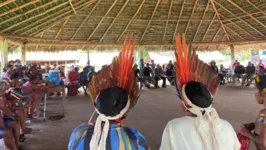 A ministra dos Povos Indígenas, Sonia Guajajara, efetuou a entrega simbólica da titulação da terra a lideranças indígenas, em cerimônia na aldeia