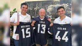 Helder, Lula e Sabino com camisetas cujas numerações fazem alusão aos partidos MDB, PT e União Brasil