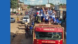 Jogadores e comissão técnica percorreram as ruas da cidade em carreata