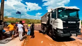 A moto bateu lateralmente na caçaba  mas foi parar embaixo do veículo