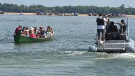 Equipe da Capitania dos Portos durante fiscalização na praia do Tucunaré