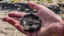 Medalha com o rosto da Medusa foi desenterrada no dia 8 de junho desse ano no sítio arqueológico inglês de Vindolanda.