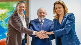 Lula om a ministra Ana Moser e a senadora Leila do Vôlei durante a assinatura