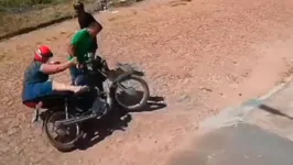Os homens viram a mulher se aproximando com a moto e avançaram nela a derrubando