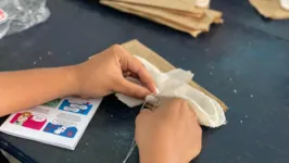 As alunas confeccionaram o próprio absorvente ecológico
