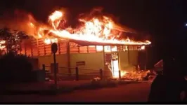 De acordo com populares, o incêndio teria começado por volta das 3h da manhã.