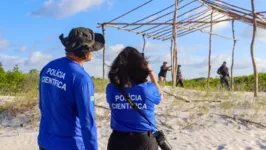 Peritos fotografam barraca irregular na praia do Atalaia em Salinópolis.