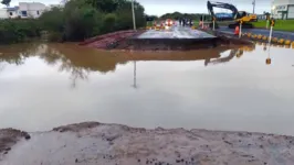 O rio encheu e a estrutura sofreu erosão em uma das bordas da superfície