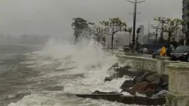 A Marinha emitiu dois alertas nesta semana para riscos de ondas que podem atingir de 4 m a 4,5 m em São Sebastião