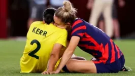 Kristie Mewis, dos EUA, consola Sam Kerr, da Austrália, são o casal mais conhecido dessa Copa do Mundo.