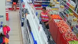 De acordo com o vídeo, a mulher furtou um produto de beleza que é avaliado em mais de R$ 500.