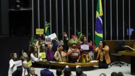 Texto-base foi aprovado sob críticas da Frente Parlamentar Indígena e protestos de lideranças dos povos