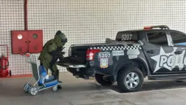 Para realizar o desarmamento do artefato, os policiais levaram o dispositivo até a cabeceira da pista do aeroporto.