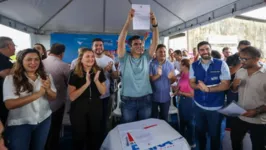 O governador Helder Barbalho esteve presente na entrega da rodovia, acompanhado de sua comitiva, autoridades locais e da população.