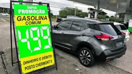 Preço da gasolina baixa ainda mais nas bombas de combustível.