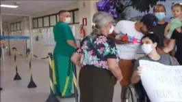 Mesmo no hospital, a família do jovem fez a tradicional festa de aprovação no vestibular.