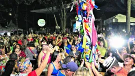 Os mastros foram conduzidos pelos centenas de brincantes, ao som das canções juninas, até a praça Waldemar Henrique.