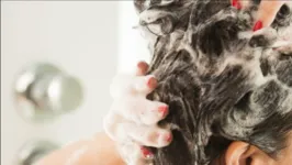 Dormir de cabelo molhado pode causar fungos e bactérias nos fios.
