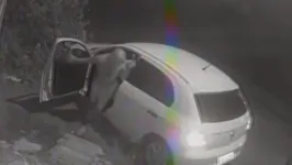 Câmeras de segurança mostram o momento em que o motorista para o carro e foge dos criminosos.