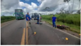 O condutor do caminhão afirmou que os dois ocupantes da moto invadiram a contramão e atingiram a lateral do veículo