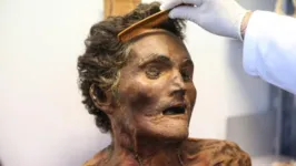 Corpo mumificado recebe cuidados no museu