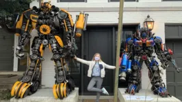 As estátuas medem cerca de 3 metros de altura e representam os robôs Bumblebee e Optimus Prime.