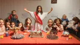 A imagem, que foi compartilhada pela tia da criança, Giulia Araújo, foi notada pela internet como uma representação da Santa Ceia.