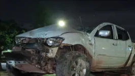 O carro ficou destruído após o impacto.