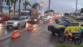 Viaturas do Detran e da Polícia Militar estão dispostas em diversos trechos da BR-316.