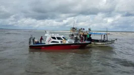 Duas lanchas fizeram o resgate dos pescadores no litoral de Curuçá, nordeste do Pará