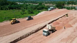 Os serviços começaram há uma semana e mobilizam caminhões, motoniveladoras, compactadores, tratores e muitos profissionais