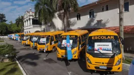 Os veículos são do tipo “Urbano Escolar Acessível” e cada um tem capacidade para transportar até 29 alunos sentados, com acessibilidade para Pessoas com Deficiência (PcD)