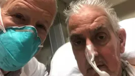 David Bennett (à direita) foi a primeira pessoa a receber um coração suíno por meio de um transplante