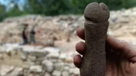 Pedra em formato de pênis que data da Idade Média europeia