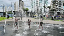 O parque Porto Futuro possui diversas opções de lazer para adultos e crianças, como o Balé das Águas.